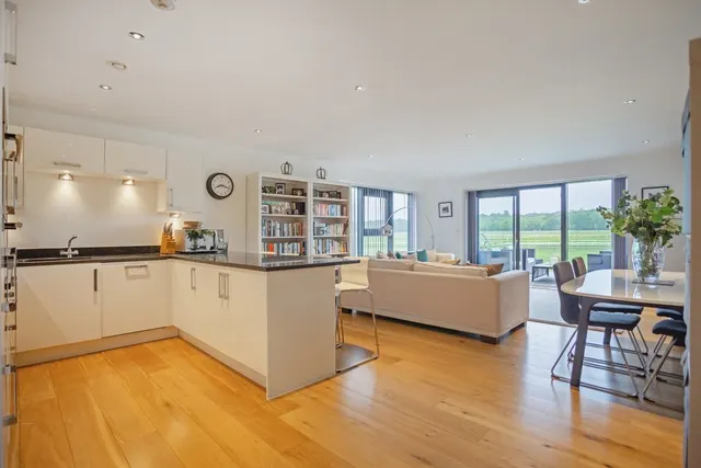 Cape Cross House Newbury, RG14, photo 2