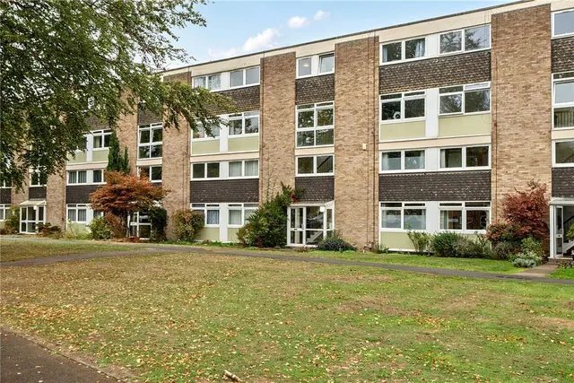 Trafalgar Drive, Walton-on-Thames, KT12, photo 1
