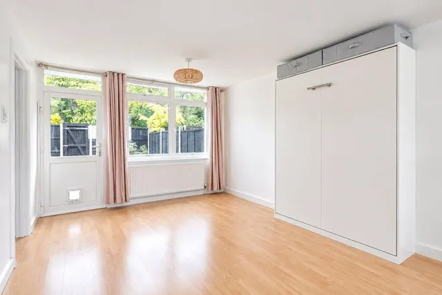 Trafalgar Drive, Walton-on-Thames, KT12, photo 3