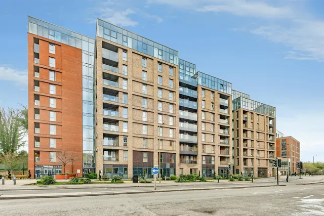 Marketfield Way, Redhill, RH1, photo 1