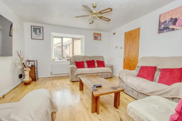 Photo 3 — Elan Close, West End, Southampton, SO18 3QP