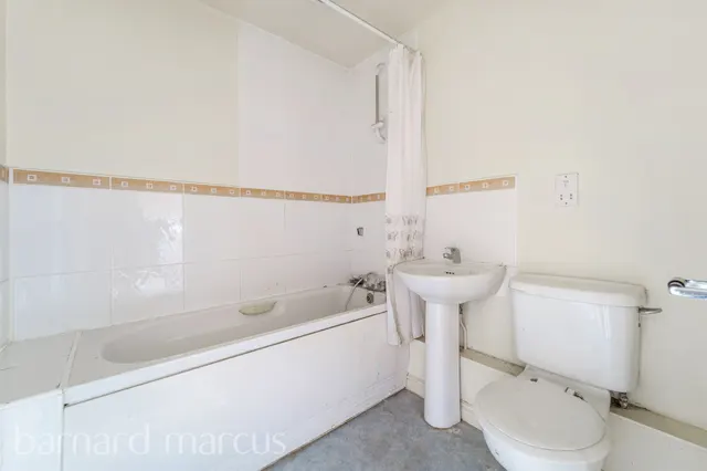 International Way, Sunbury-On-Thames, TW16, photo 3