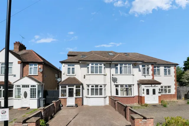 Hogarth Gardens, Hounslow, photo 1