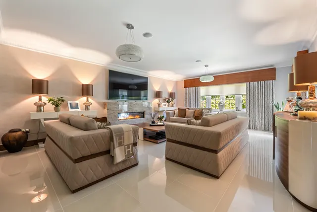 Photo 2 — Baroness Drive, Thorntonhall