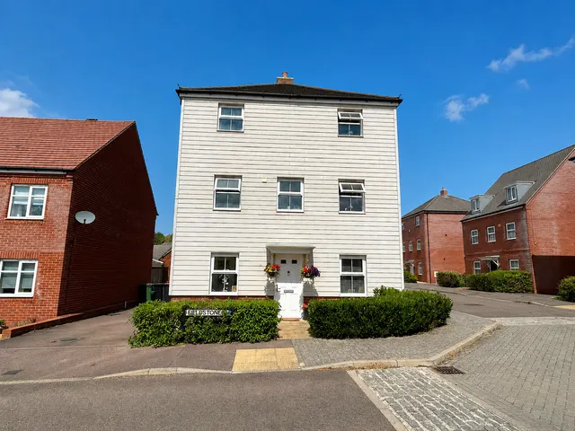 Fieldstone, Houghton Regis, photo 1