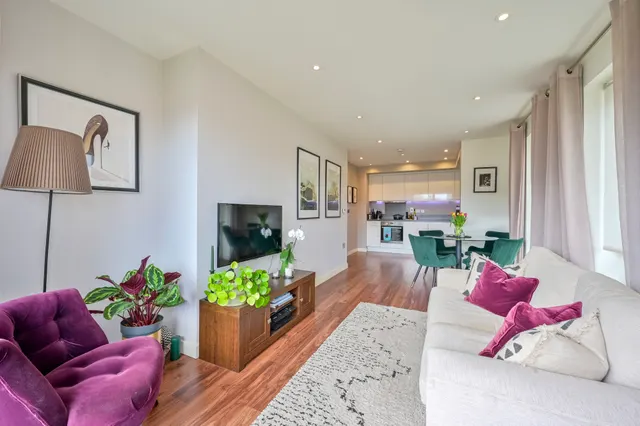 Photo 3 — 11 Severn House, 19 Enterprise Way, London