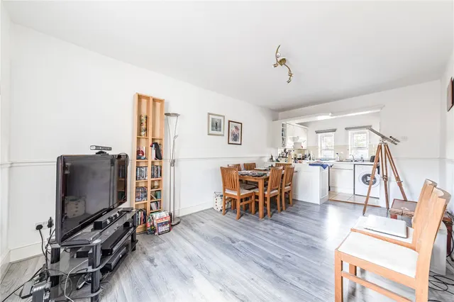 High Road, Byfleet, photo 2