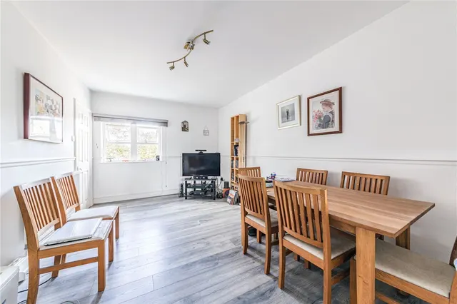 High Road, Byfleet, photo 3