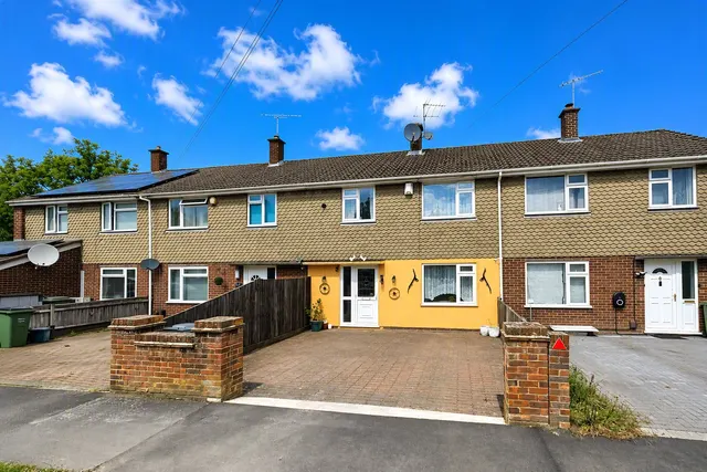 Potters Crescent, Ash, Surrey, GU12 6AY, photo 1