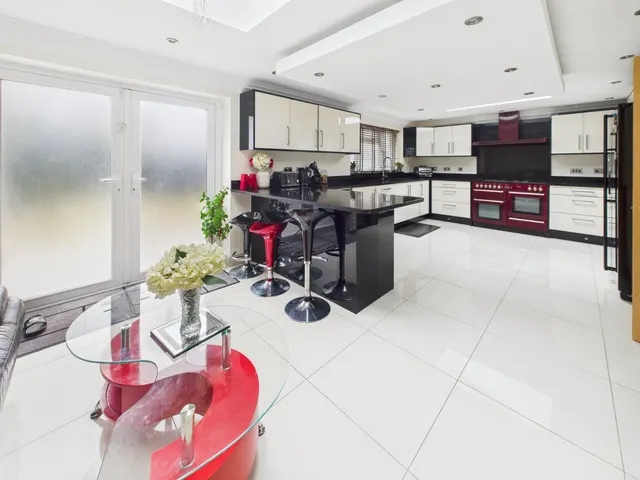 Hinksey Close, Langley, SL3, photo 1