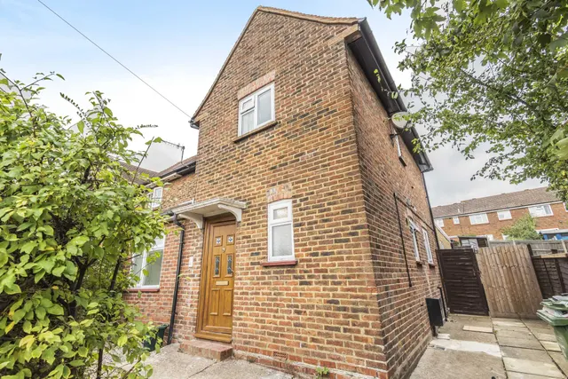 9 bedroom house — Southway, Guildford, GU2 8DJ