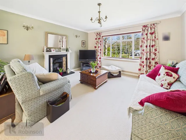 Goffs Close, Southgate, RH11, photo 3