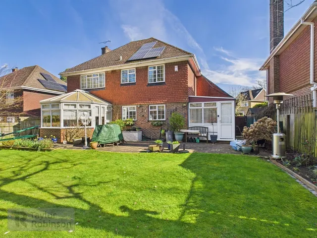 Goffs Close, Southgate, RH11, photo 1