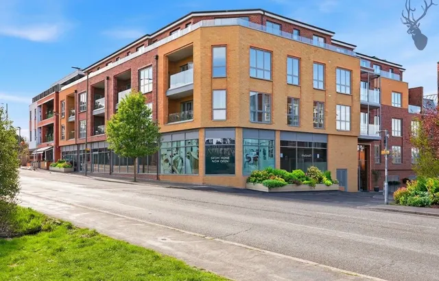 High Road, Chigwell, IG7, photo 1