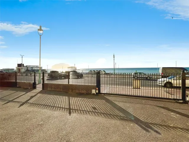 3 bedroom flat, Kings Road, Brighton, BN1