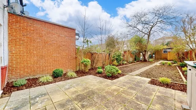 Kings Avenue, Greenford, UB6, photo 2