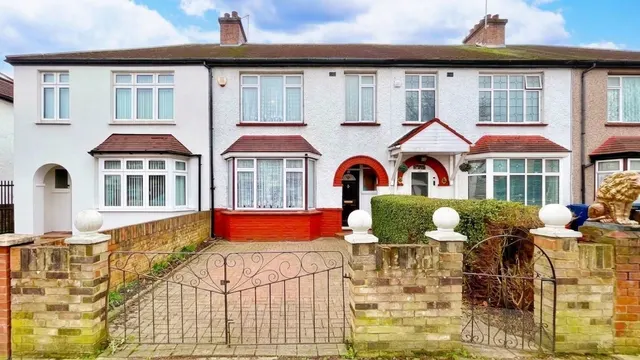 Kings Avenue, Greenford, UB6, photo 1