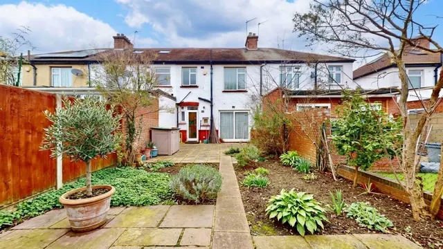Kings Avenue, Greenford, UB6, photo 3