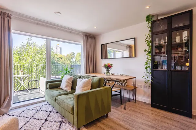 Photo 3 — 26 Brumwell Avenue, Woolwich