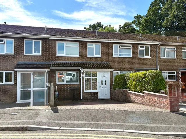 Millfield, BH17, photo 1