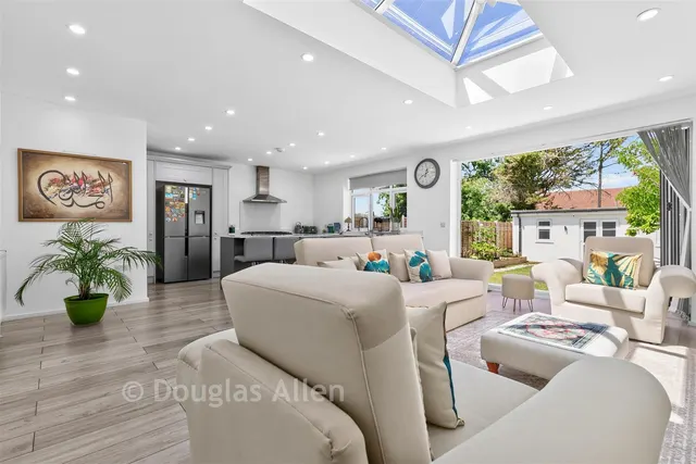 Caterham Avenue, Ilford, IG5, photo 2