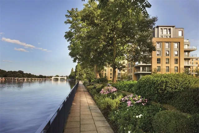Pinewood Gardens, Teddington, TW11, photo 1