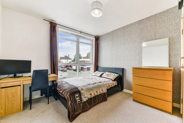 High Street, HA8, photo 2