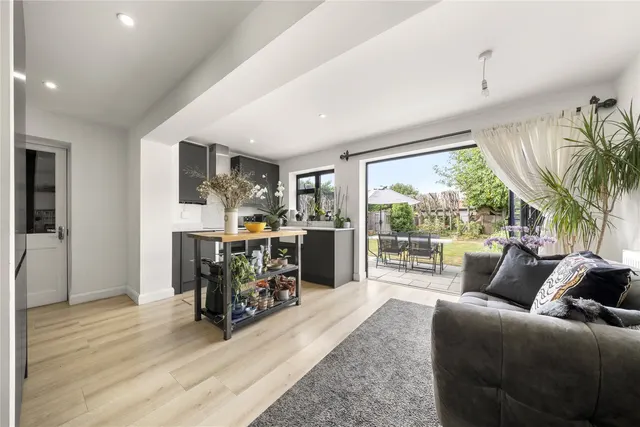 Farm Road, Esher, Surrey, KT10, photo 1