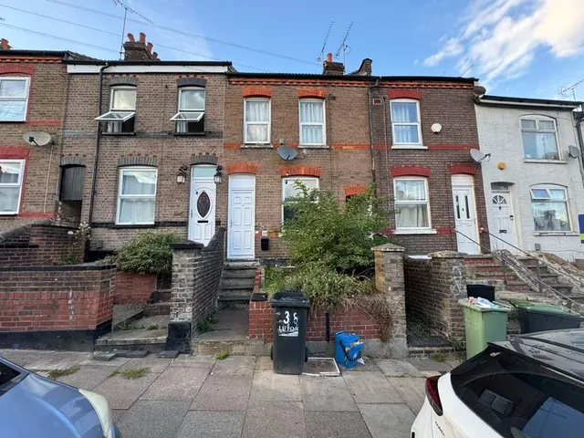 3 bedroom house — Milton Road, Luton LU1 5HZ