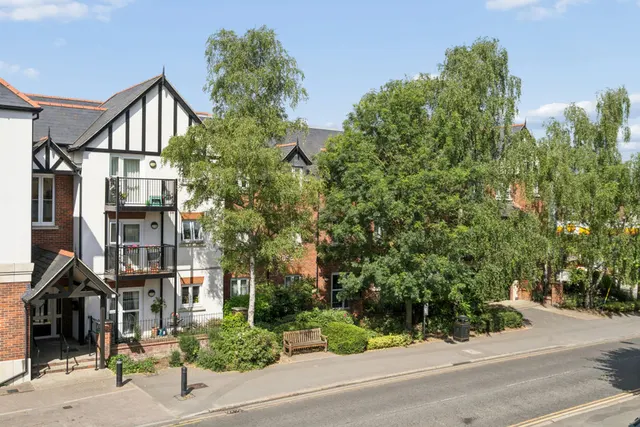 Marlow Road, Bourne End SL8 5SE, photo 1