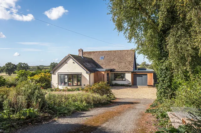 Versatile Detached Home in Stoke Holy, photo 1