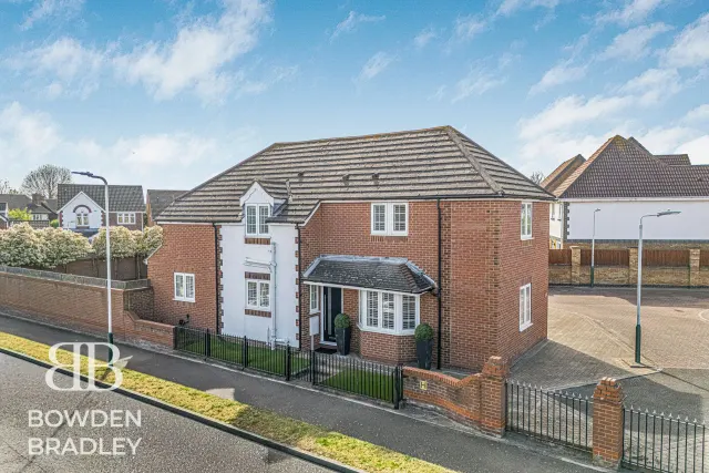 Photo 2 — Harrow Close, Hornchurch, RM11