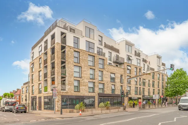 Photo 2 — Flat 3, Oak House, London