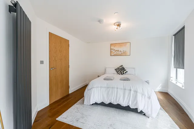 Photo 2 — 17 Meridian Point, Creek Road, London
