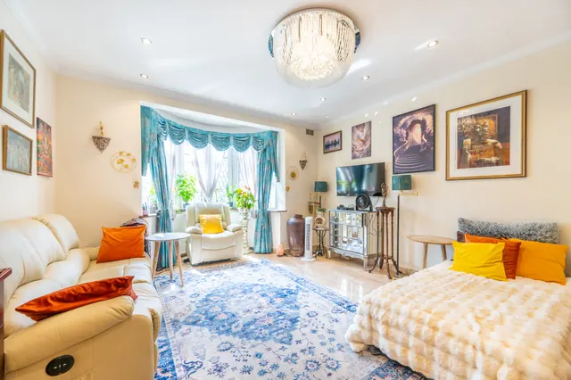 Photo 3 — 119 Cairnfield Avenue, London