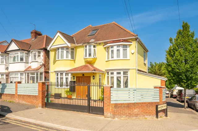 119 Cairnfield Avenue, London, photo 1