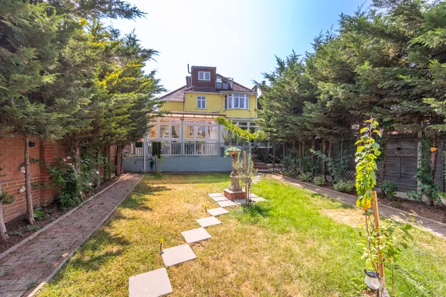 Photo 2 — 119 Cairnfield Avenue, London