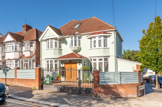 London, NW2, photo 1