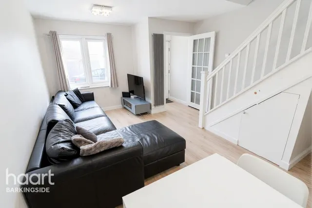 Torbitt Way, Newbury Park, IG2, photo 2
