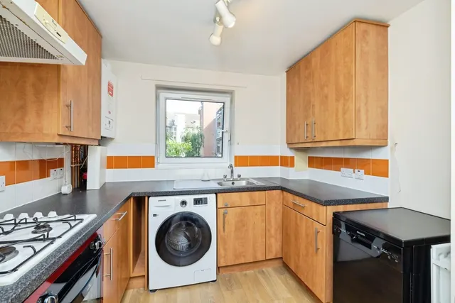 Photo 2 — Bloomsbury House, 7 Chillington Drive, London, SW11