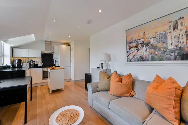 London, SW4, photo 1