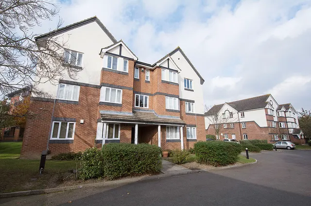 Mayfield Road Hersham, Walton-On-Thames KT12 5HZ, photo 1
