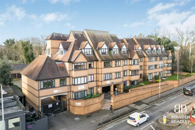 High Road, Manor Court Lodge, E18, photo 1