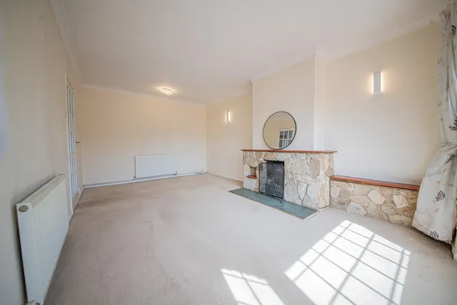 Photo 3 — Boyatt Crescent, Allbrook, Eastleigh, Hampshire, SO50 4LP