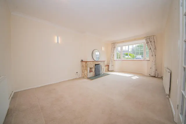 Photo 2 — Boyatt Crescent, Allbrook, Eastleigh, Hampshire, SO50 4LP