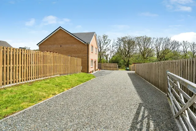 Clos Coed Derw Llanelli, SA14, photo 2