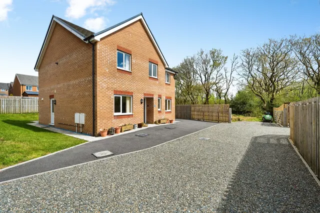 Clos Coed Derw Llanelli, SA14, photo 1