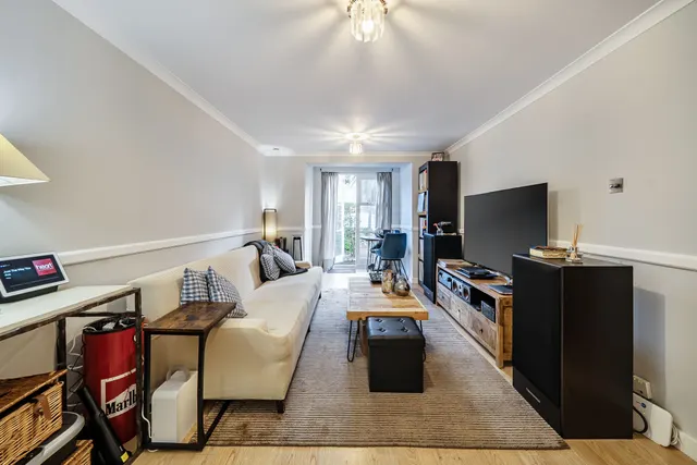 Photo 3 — 73 Brompton Park Crescent, London