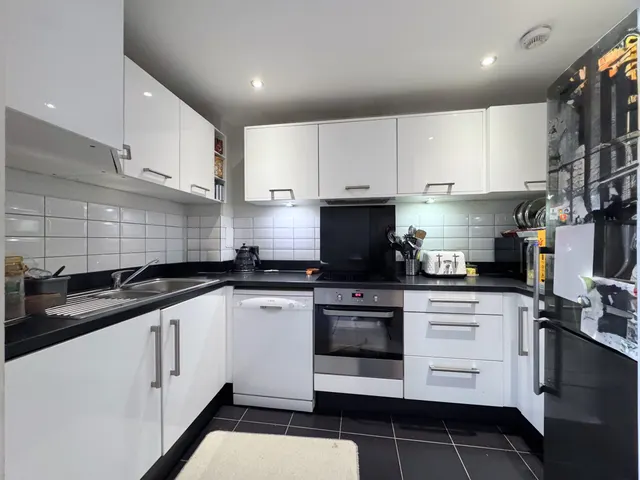 Nobel Close, Theodor Court, NW9, photo 2