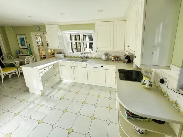 House Under Offer with 4 bedrooms in Old Harlow, CM17, photo 3